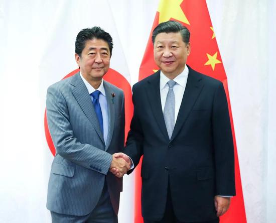 9月12日，国家主席习近平在符拉迪沃斯托克会见日本首相安倍晋三。新华社记者 谢环驰 摄