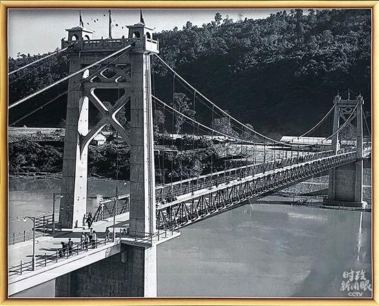 △ 1965年12月22日,中国援建缅甸的滚弄钢索吊桥建成通行,成为两国“友谊桥”。
