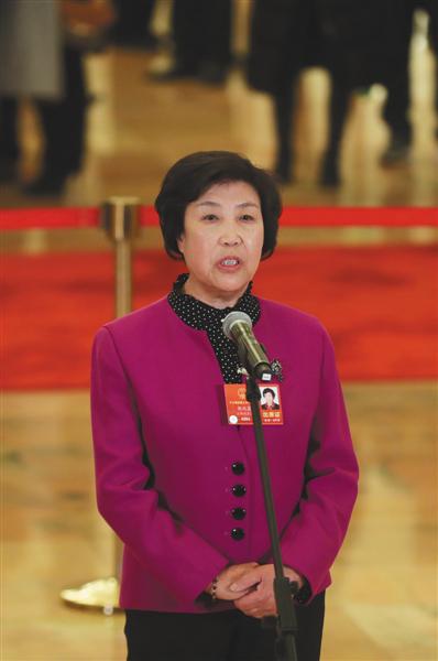 3月5日，全国人大代表郭凤莲在“代表通道”回答记者提问。 新京报记者 侯少卿 摄