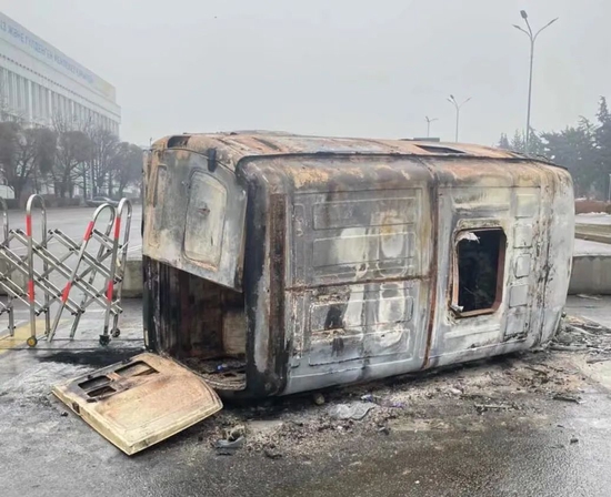 当地时间1月7日，哈萨克斯坦阿拉木图市，街上被烧毁的车辆。受访者供图