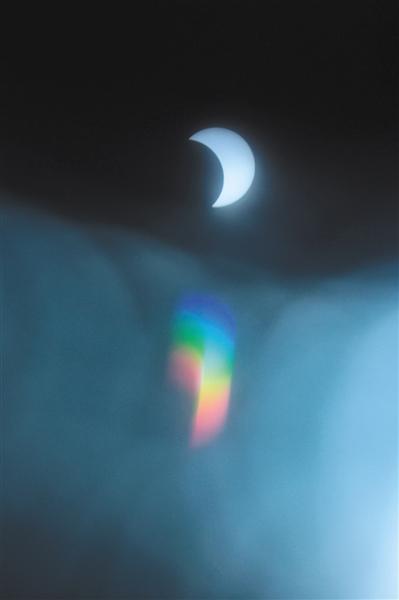 昨日，方庄，隔着X光胶片拍摄的日食。由于光线折射，呈现出彩色影像。新京报记者 王嘉宁 摄