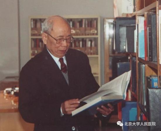 ▲冯传汉教授在图书馆博览群书。图片来源:北京大学人民医院