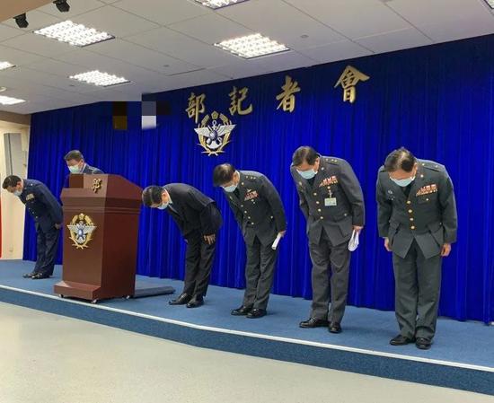 台防务部分代表鞠躬道歉 图源:台湾团结报