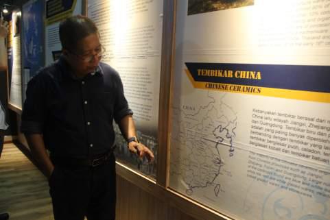 文莱历史学家介绍古代中国文莱海上往来的路线。人民日报记者 孙广勇摄