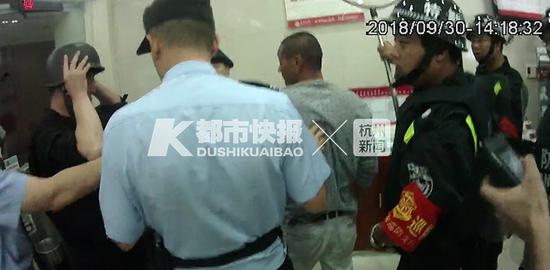 杭州一男子持水果刀抢银行被制服:称已三天没吃饭