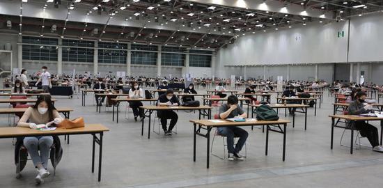 考生之间间隔3米(大邱日报)