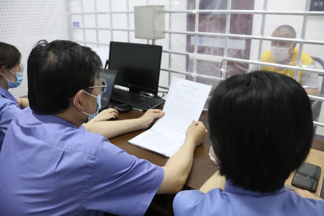 南京市检察院办案组依法提讯犯罪嫌疑人麻继钢。