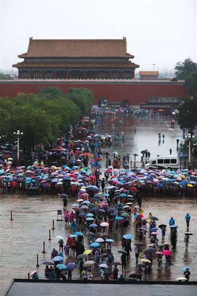 昨日，故宮，遊客在雨中排隊遊覽。新京報記者 浦峰 攝