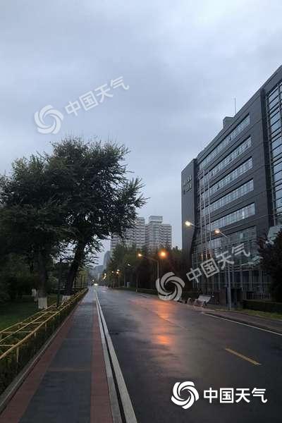  今晨，北京阴雨相伴，寒意十足。（图/江漪）