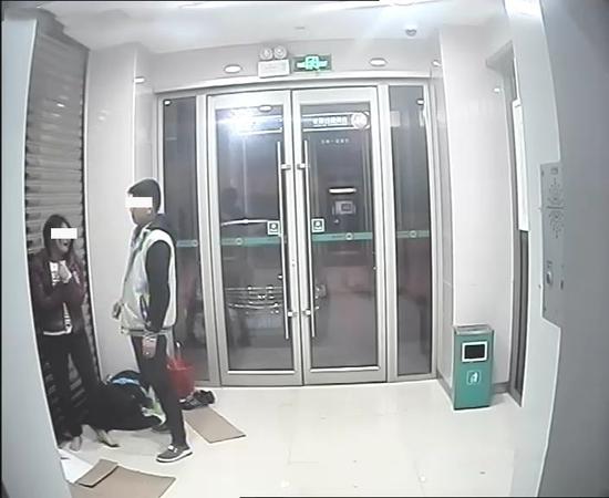 男子在银行柜员机房扑向少女 监控传来一声怒吼