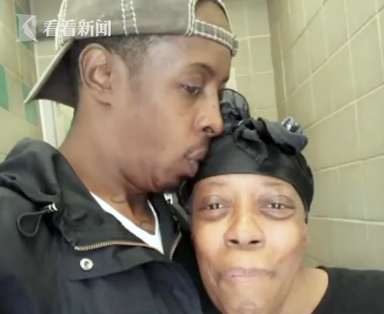 公寓发生火情男子徒手爬15楼外墙：我妈妈在里面