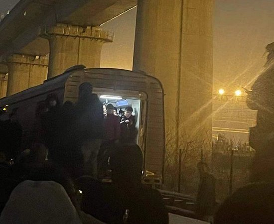 被困乘客被引导下车 图片来源:乘客王先生
