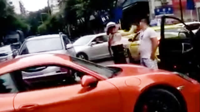 所长丈夫因违纪停职 开保时捷的妻子“立功”了