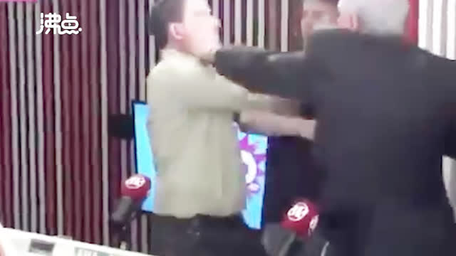巴西一直播节目成闹剧 两名记者意见不合大打出手(含视频)