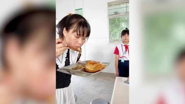 开学第一课 女校长当面吃光学生剩饭