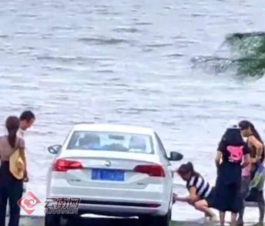 游客把轿车停在洱海边洗 游客把轿车停在洱海边洗