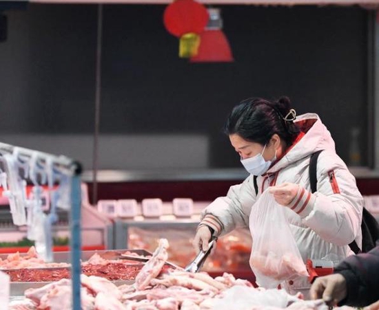 1月11日，居民在天津超市选购商品。新华社记者孙凡越摄。
