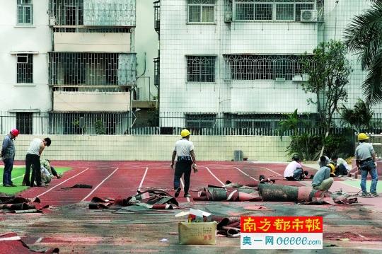 昨日一早，位于红荔路与燕南路交界处的深圳外国语学校初中部校园内的塑胶跑道已经基本被铲除。南都记者 徐文阁 摄