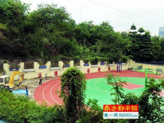 昨日梅华小学启动跑道铲除工作。南都记者 徐龙晨 摄
