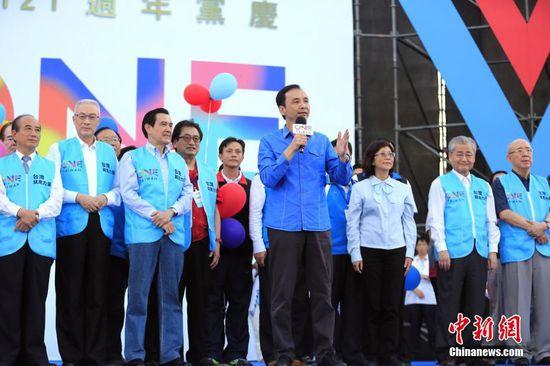 11月22日，中国国民党在新北市举办121周年党庆活动。党主席朱立伦、台湾当局领导人马英九及其副手吴敦义、“立法院长”王金平，以及前主席吴伯雄 等出席。朱立伦表示，拼经济是台湾唯一的出路，两岸要和平，台湾经济要开放，社会要更加包容。 中新社记者 陈小愿 摄