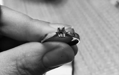 女子花近万元买结婚钻戒 戴一个月后钻石丢失