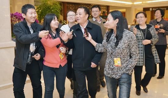 2013年3月5日，国家计生委副主任王培安被记者追问生育政策的相关问题。王培安说：“你们就等待吧，时间会回答这个问题。”     CFP 供图