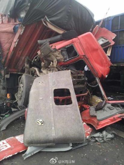 许平南高速多车连环追尾 已致一死一伤(图)