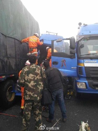 许平南高速多车连环追尾 已致一死一伤(图)