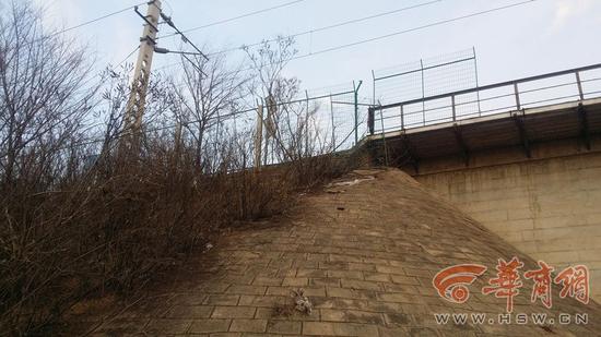 铁轨栅栏缺口