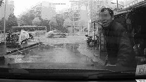 男子“撞车”过程 通讯员 供图