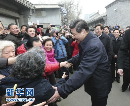 2014年2月，习近平在北京市考察。这是习近平在东城区考察玉河历史文化风貌保护项目时与群众热情握手。 新华社记者 丁林 摄