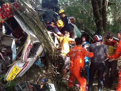 泰国旅游巴士翻车坠山 11人遇难无中国人(图)|