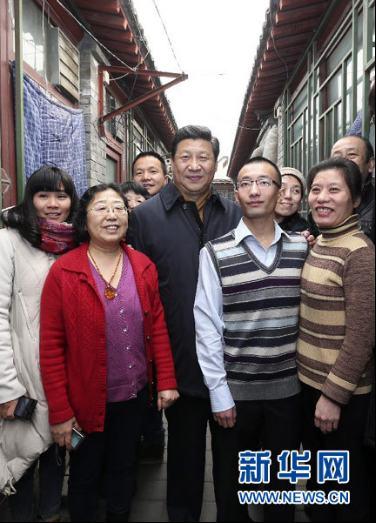 2014年2月，中共中央总书记、国家主席、中央军委主席习近平在北京市考察。这是习近平在东城区雨儿胡同与居民合影。 新华社记者 丁林 摄