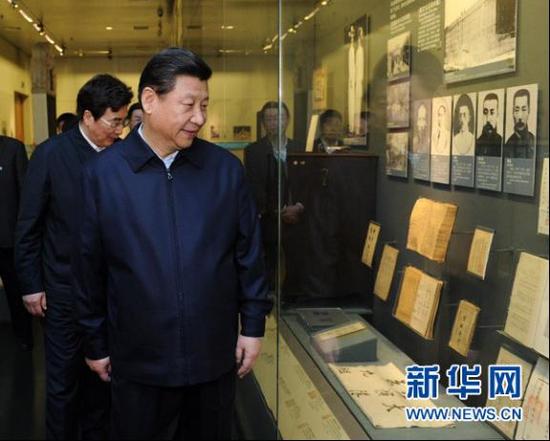 2014年2月，习近平在北京市考察。这是习近平在首都博物馆参观北京历史文化展览。 新华社记者 张铎 摄