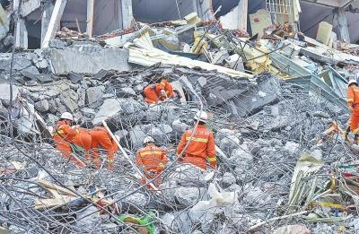 深圳滑坡事发超30小时 河南一家11人仍杳无音