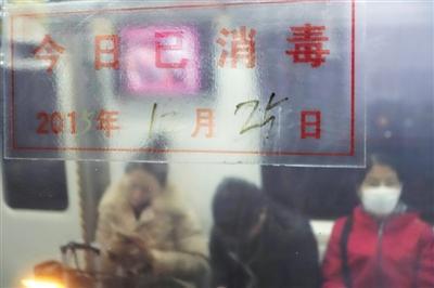 地铁5号线车厢内乘客戴着口罩。昨日，据北京地铁官方微博消息，受天气影响，地铁5号线（天通苑北至大屯路东区段）列车采取限速措施。工作人员介绍，这些地上行驶的区段都因雾霾采取了限速运营。新华社发