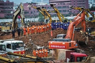 12月26日是深圳滑坡事故遇难者“头七”祭日，11时40分，事故现场所有人员为事故中的遇难者默哀。 新华社发