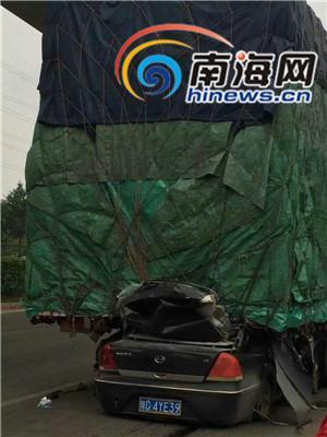 男子驾车钻进货车车底当场死亡