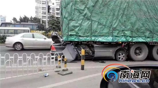 男子驾车钻进货车车底当场死亡