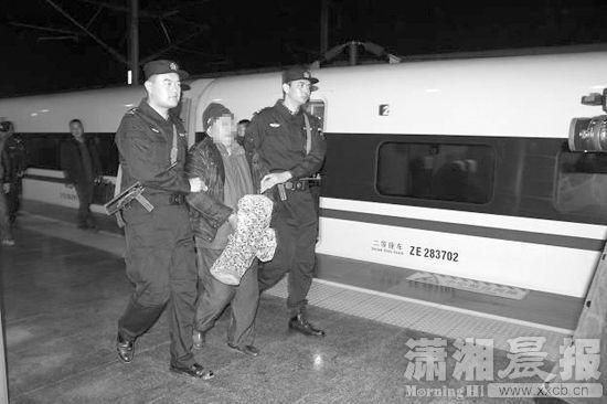 1月6日，犯罪嫌疑人向海军被带回湖南。图/甘明强