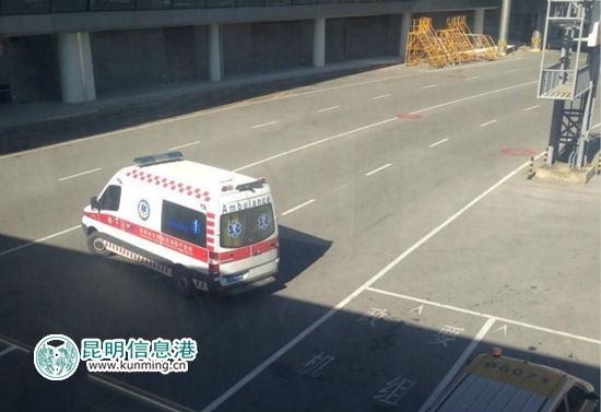 男子飞机上突发疑似癫痫症 乘务员乘客紧急施