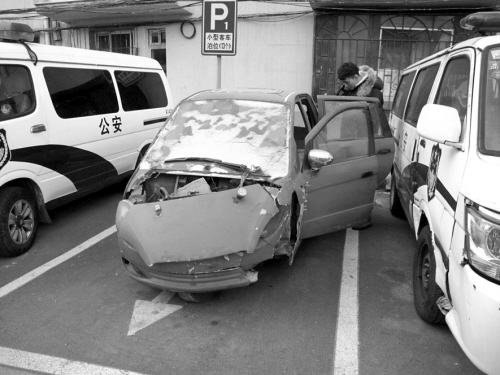 残疾人专用车伙同出租车伪装车祸骗保险(图)|残