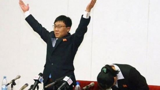 两名朝鲜脱北者2013年返回时在电视台忏悔