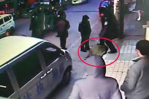 红圈内为执法人员踢踹商贩。