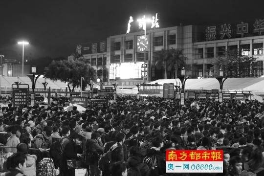 2月1日晚9时半，广州火车站候车广场大量旅客滞留。 南都记者 林宏贤 摄