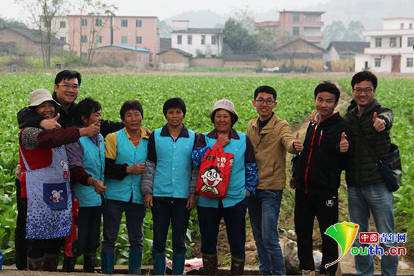 电商创业者尹然平(右一)及他的团队与农民在一起。　尹然平供图