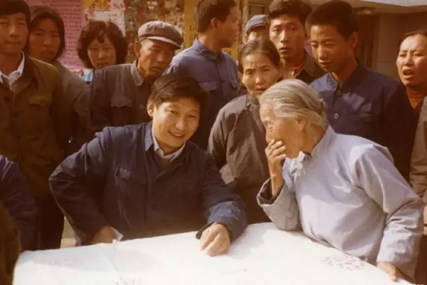 1983年，时任河北正定县委书记的习近平，临时在大街上摆桌子听取民众意见。　图片来源网络