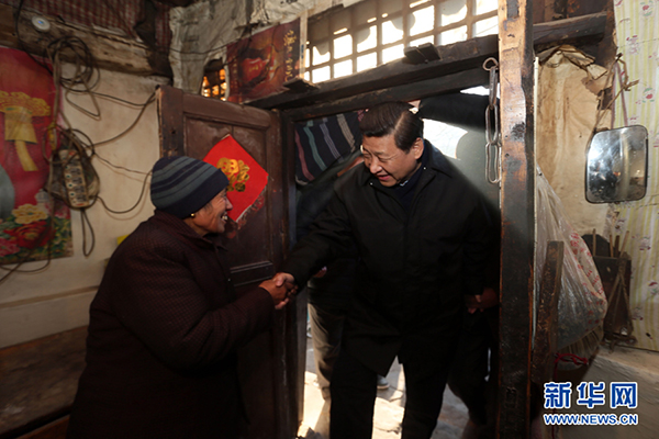 2012年12月，习近平在河北省阜平县看望慰问困难群众。　新华社记者　兰红光　摄