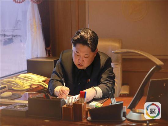 朝中社2月7日提供的照片显示，朝鲜最高领导人金正恩2月6日签署“光明星4号”地球观测卫星发射的最终命令。