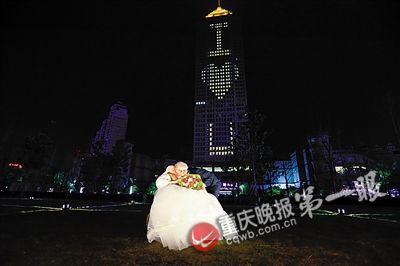 揹身後218米高的“I 公式 u”,德位大身穿婚的老伴喊出“我你”,然後相接吻。 周少